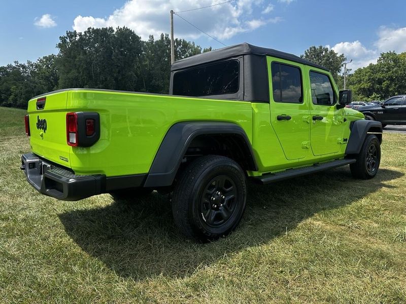 2021 Jeep Gladiator Sport photo 3