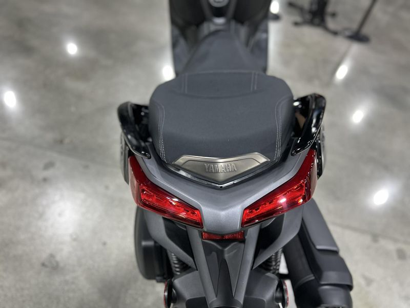 2025 Yamaha Xmax Image 3