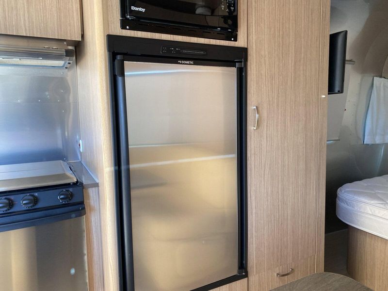 Used 2019 AIRSTREAM FLYING CLOUD 23FB Image 14