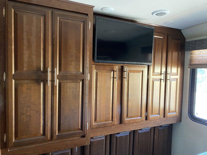 Used 2018 FOREST RIVER FR3 29DS Image 26