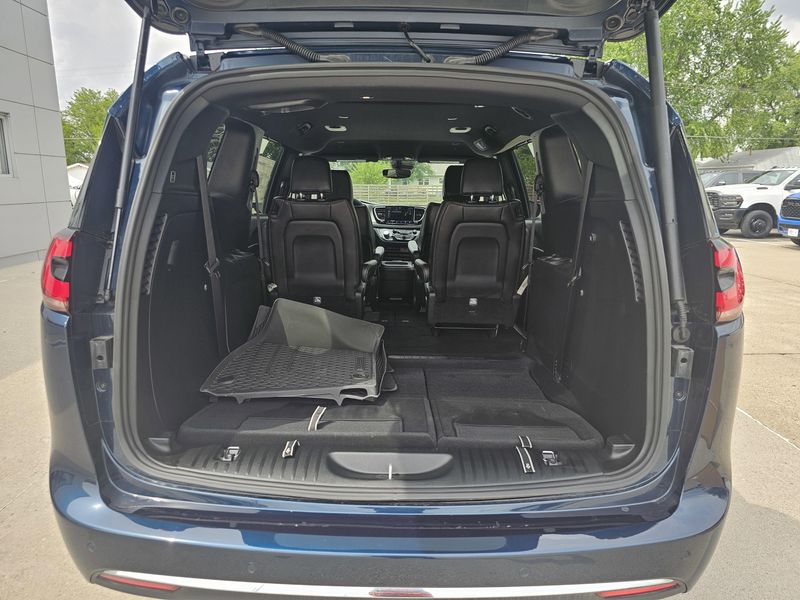 2025 Chrysler Pacifica SelectImage 8