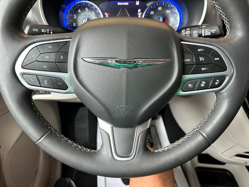 2022 Chrysler Pacifica Touring LImage 3