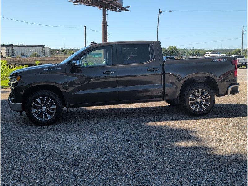Used 2023 Chevrolet Silverado 1500 LTImage 2