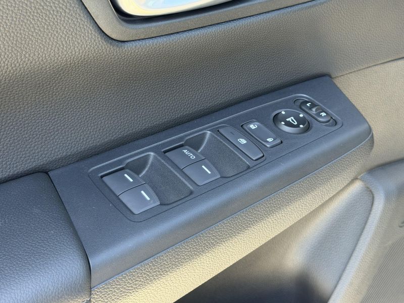 Used 2025 Honda CR-V LXImage 19