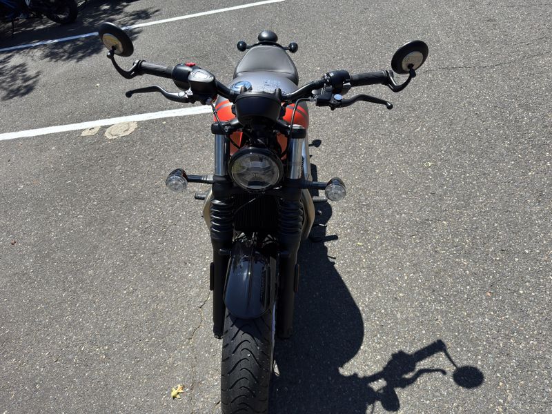 2025 Triumph Bonneville Bobber - MATTE GRAPHITE - MATTE BAJA ORANGE 