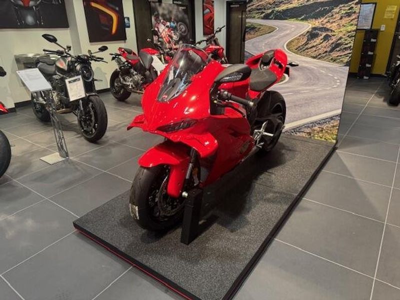 New 2025 Ducati Panigale V4 