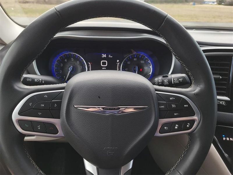 2022 Chrysler Pacifica Touring LImage 12