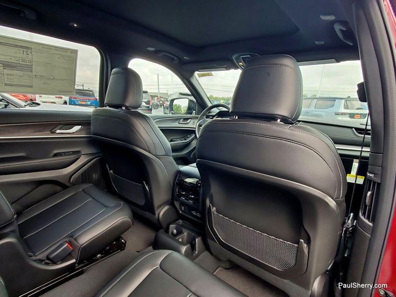 2025 Jeep Grand Cherokee Limited photo 21
