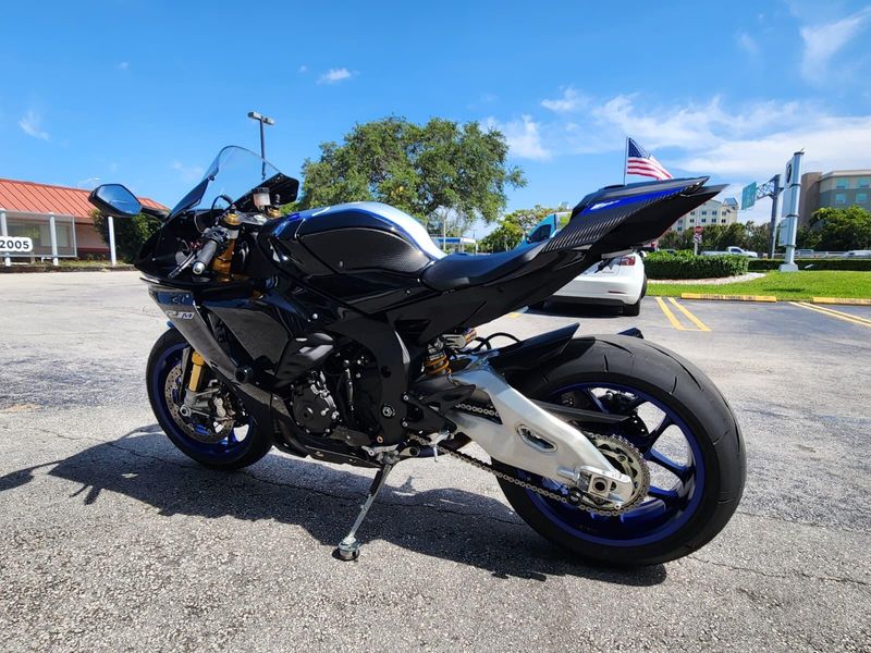 Used 2021 Yamaha YZF-R1M Image 6