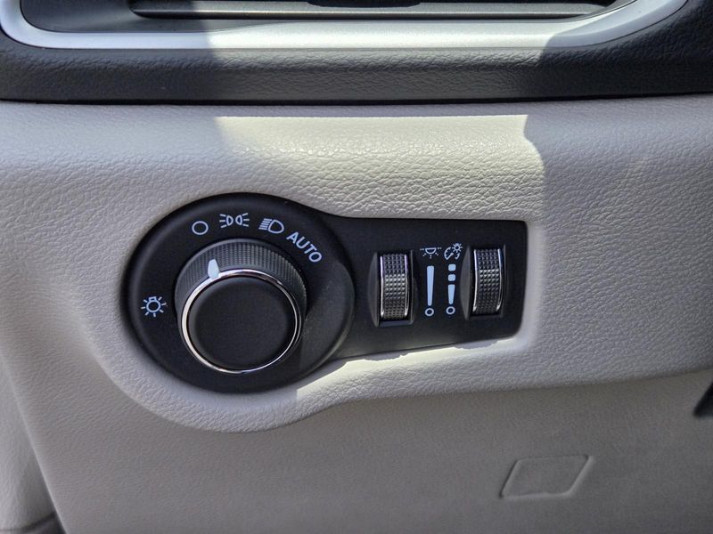 Used 2022 Chrysler Voyager LX FWD