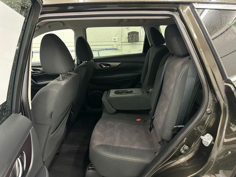 2016 Nissan Rogue SVImage 24