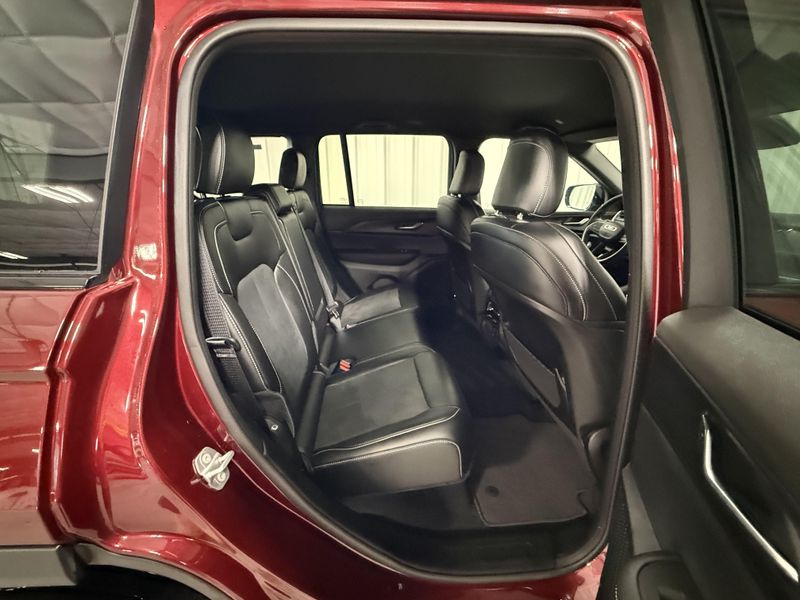 Used 2025 Jeep Grand Cherokee AltitudeImage 9