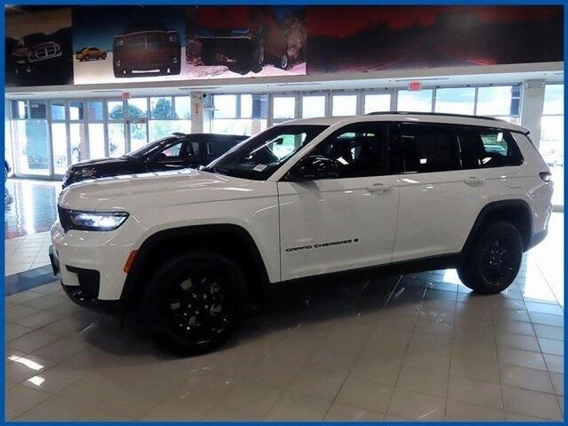 New 2025 Jeep Grand Cherokee Altitude XImage 1