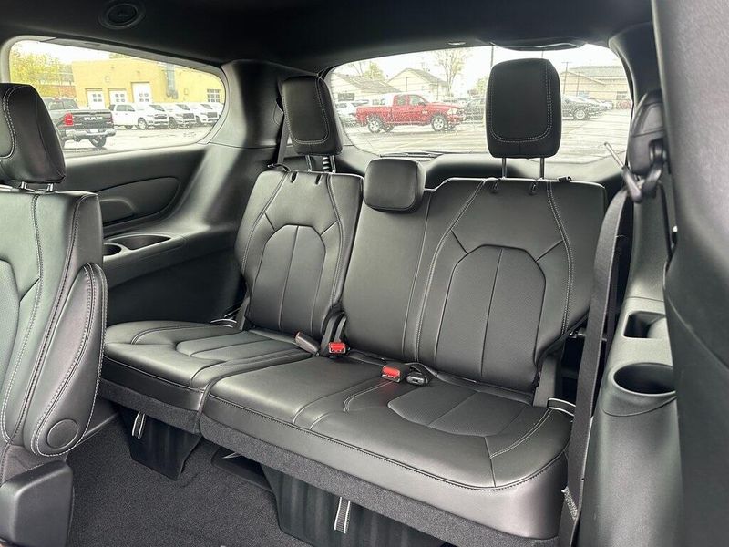 2025 Chrysler Pacifica SelectImage 14