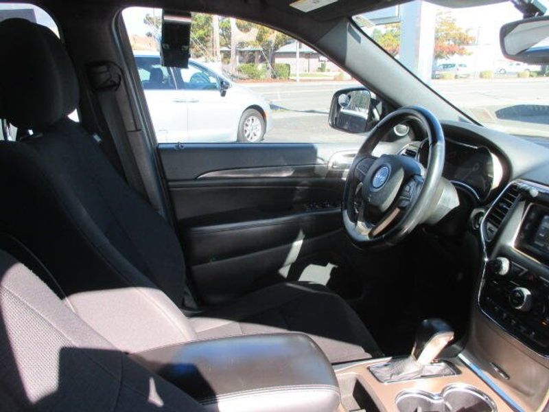Used 2017 Jeep Grand Cherokee LaredoImage 25