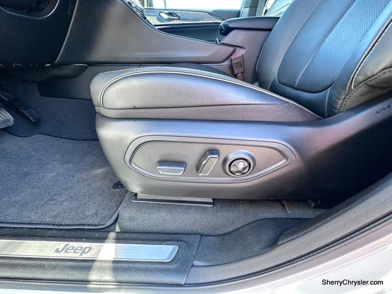 2023 Jeep Grand Cherokee L Overland 4x4Image 17