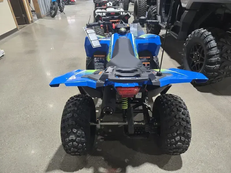 2025 Polaris OUTLAW 70 EFI VELOCITY BLUE AND LIFTED LIME Image 8