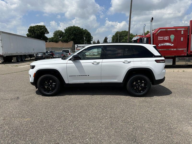 2024 Jeep Grand Cherokee Altitude X 4x4Image 5