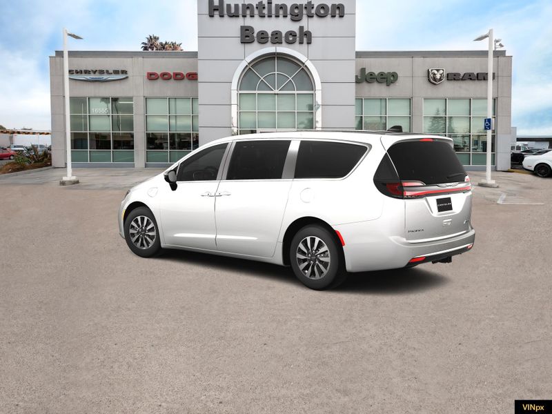 2025 Chrysler Pacifica Hybrid SelectImage 4