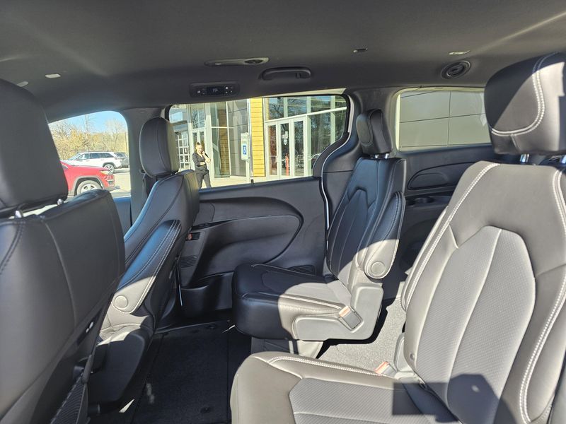 New 2026 Chrysler Pacifica Select AwdImage 8