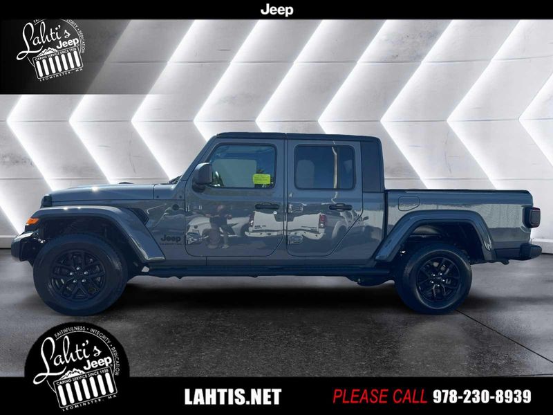 2021 Jeep Gladiator Sport S photo 2