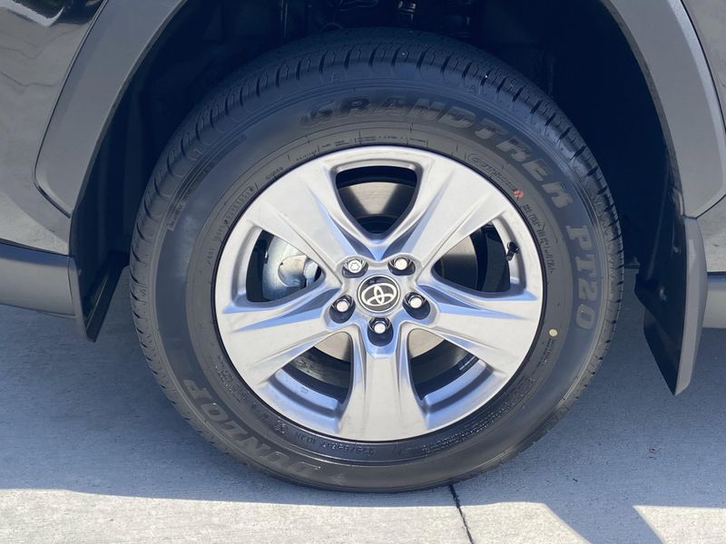 2025 Toyota RAV4 XLEImage 8