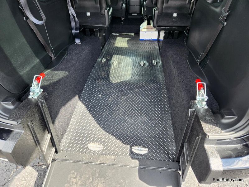 Used 2025 Chrysler Pacifica Select