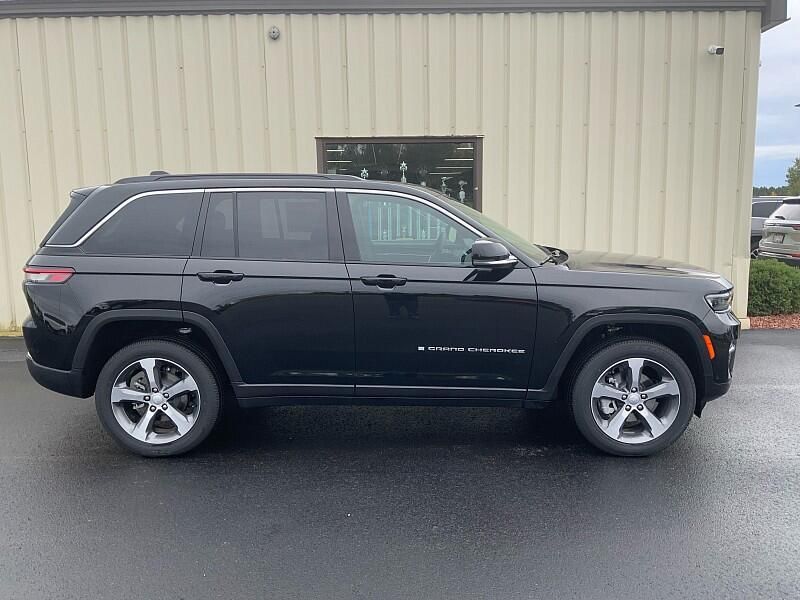 2025 Jeep Grand Cherokee Limited photo 4