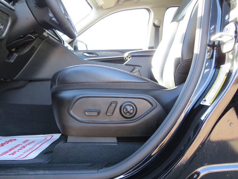 Used 2023 Jeep Grand Cherokee Limited 4x4 4dr SUVImage 12