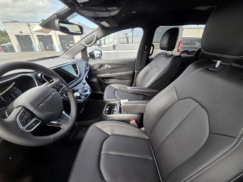 New 2027 Chrysler Pacifica Select