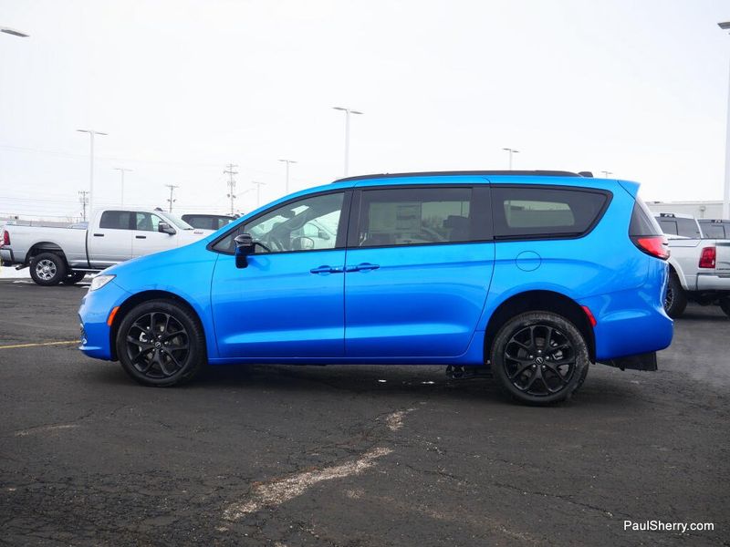 New 2026 Chrysler Pacifica Select