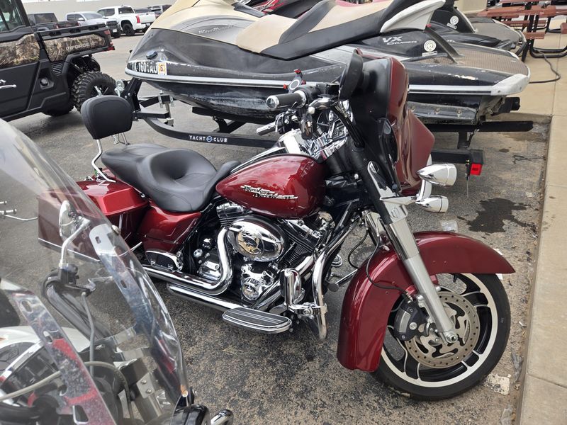USED 2010 HARLEY STREET GLIDE Image 2