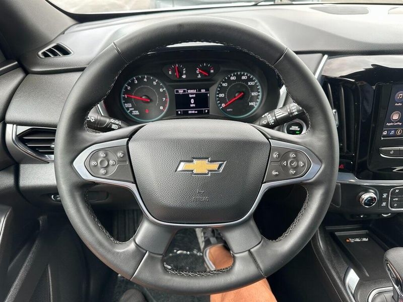 2023 Chevrolet Traverse Cloth photo 2