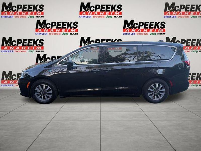 Used 2023 Chrysler Pacifica Hybrid Touring LImage 2