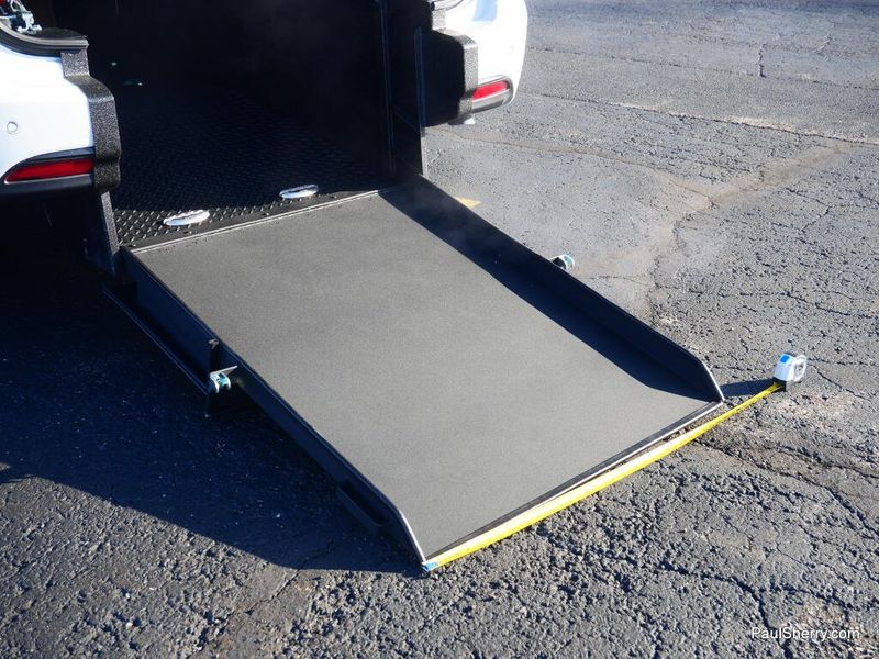 Used 2025 Chrysler Pacifica Select