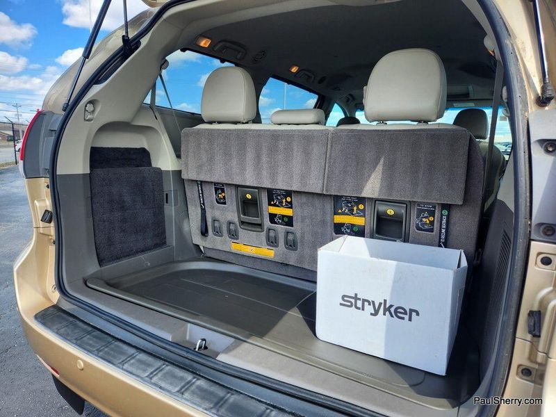 2014 Toyota Sienna XLEImage 44