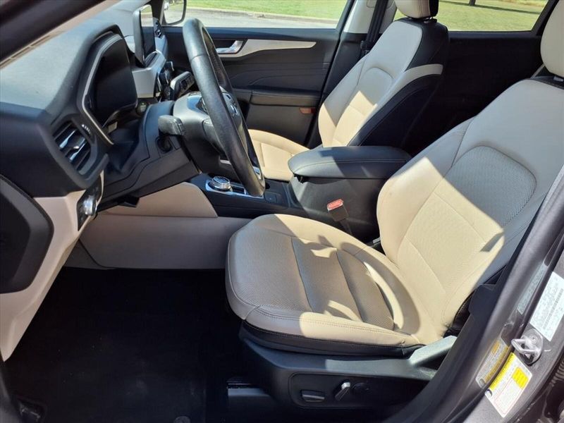 2021 Ford Escape SEL Hybrid photo 19