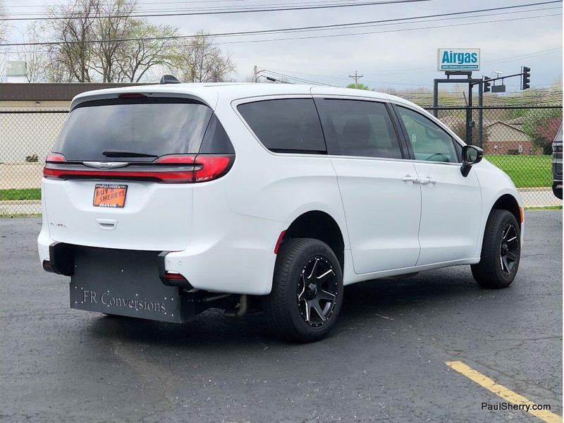 Used 2024 Chrysler Pacifica Touring