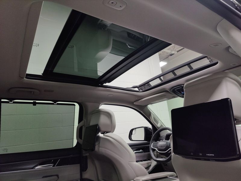 2024 Jeep Wagoneer Series III Premium 4x4 w/Conv/RSEImage 5