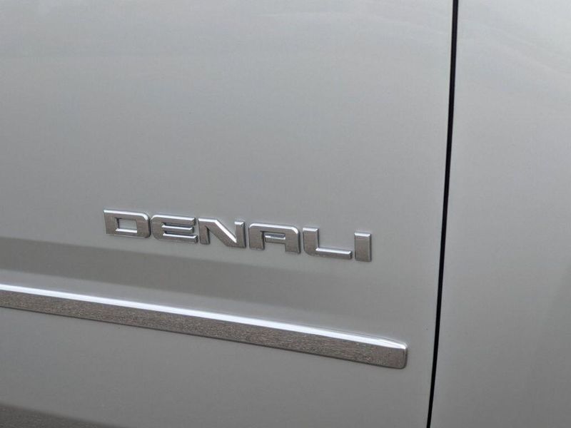 2015 GMC Yukon XL 1500 DenaliImage 11