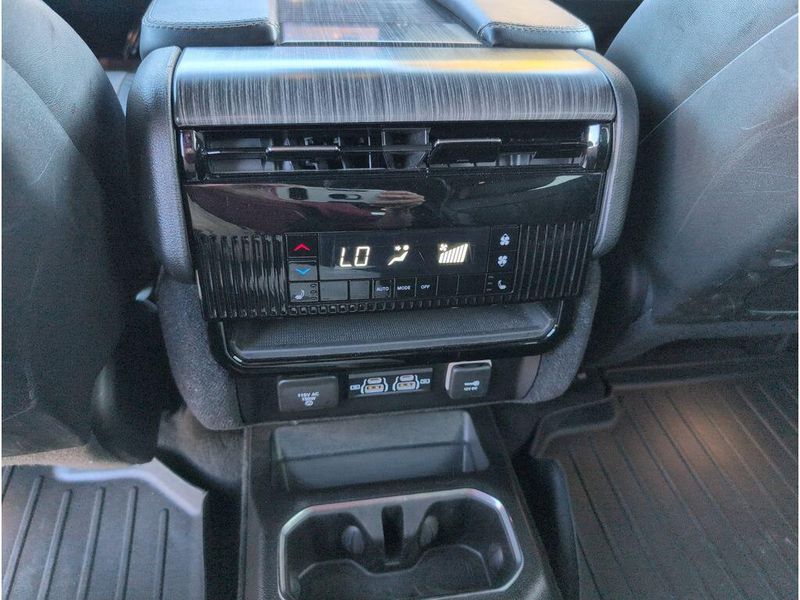 2023 Jeep Wagoneer L Series IIIImage 34