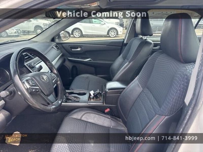 2015 Toyota Camry SEImage 9