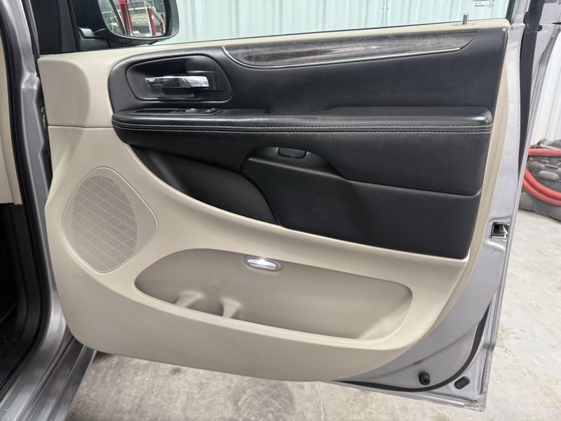 Used 2016 Chrysler Town & Country TouringImage 8