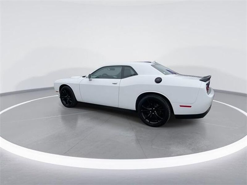 2016 Dodge Challenger SXTImage 6