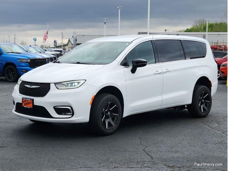 Used 2024 Chrysler Pacifica Touring