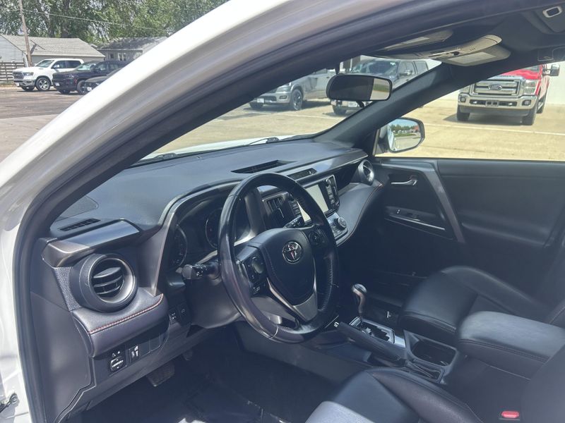 2016 Toyota RAV4 SEImage 11