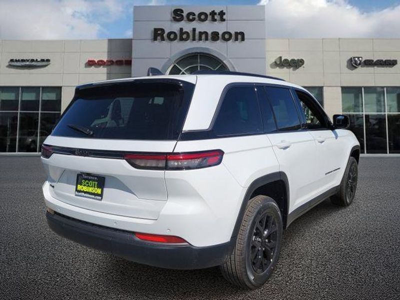 New 2026 Jeep Grand Cherokee Laredo Altitude 4x4