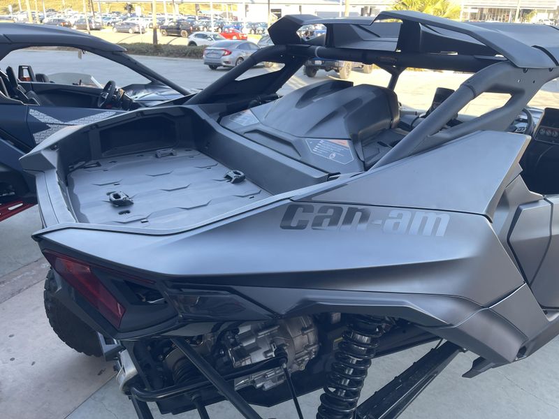 2025 Can-Am MAVERICK R MAX X 999T DCT Image 13