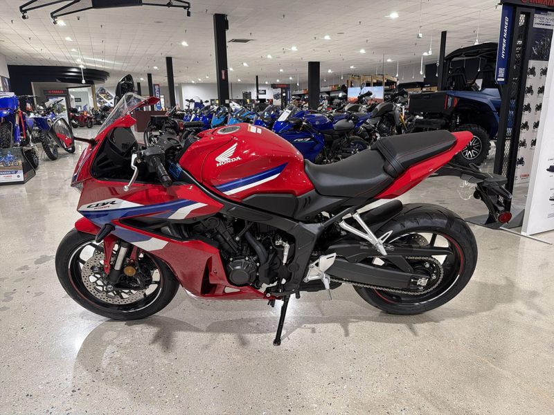 New 2026 Honda CBR650R E-CLUTCH Image 14