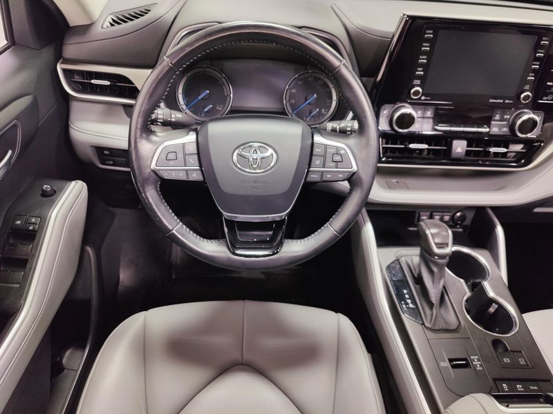 2021 Toyota Highlander Hybrid XLE AWD w/Sunroof/NavImage 21